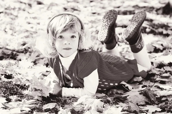 Girl in fall — Stock Photo, Image