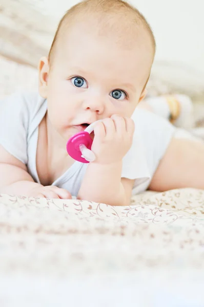 Bébé doux avec mannequin — Photo