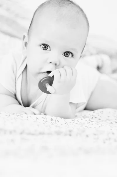 Kukla ile tatlı bebek — Stok fotoğraf