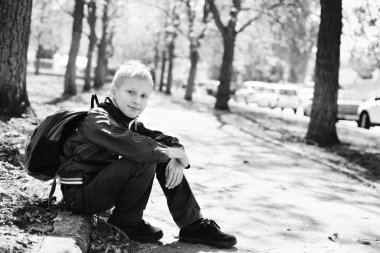 Öğrenci okuldan par sonra sırt çantası ile