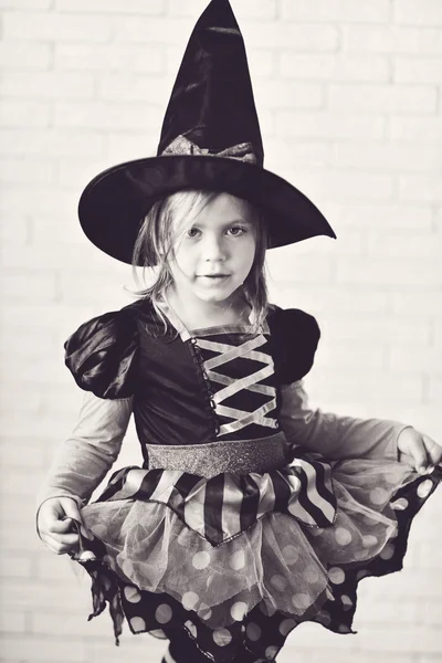 Menina vestindo traje de bruxa — Fotografia de Stock