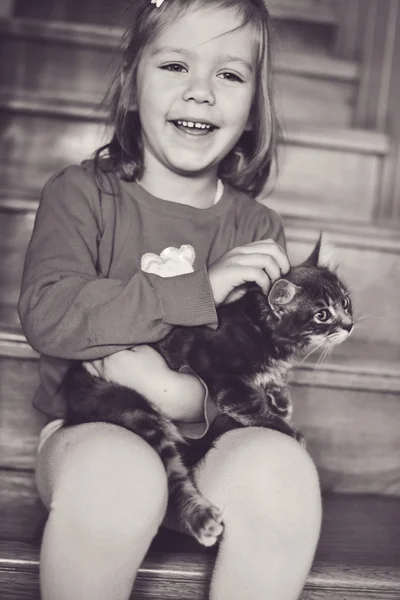 Happy toddler girl with kitten — Stock Photo, Image