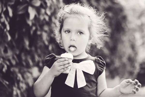 Menina com sorvete — Fotografia de Stock