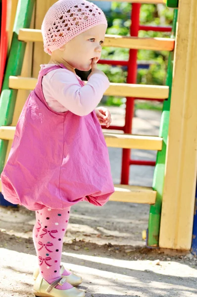 Девочка на детской площадке — стоковое фото