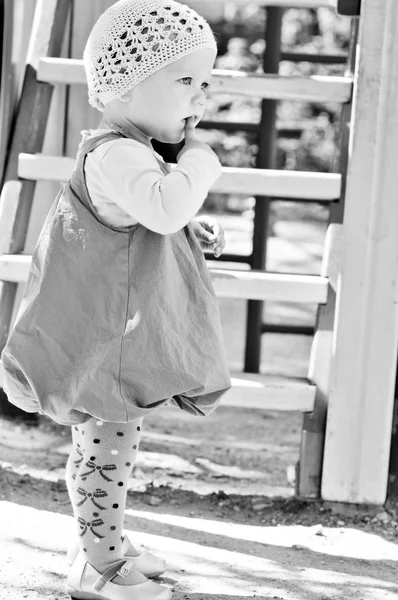 Niña en el parque infantil — Foto de Stock