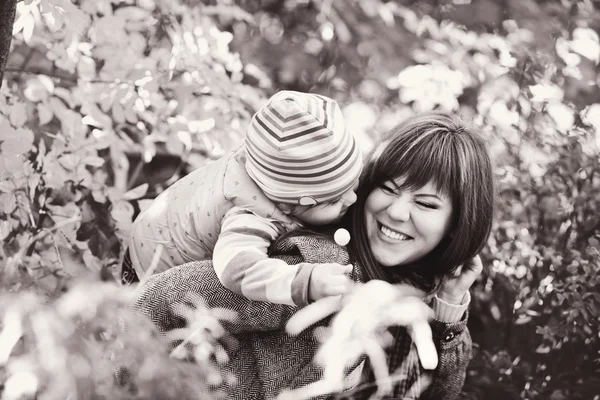 Teen Sister Und Baby Sister Having Fun Outdoor Fall Tim — Stockfoto