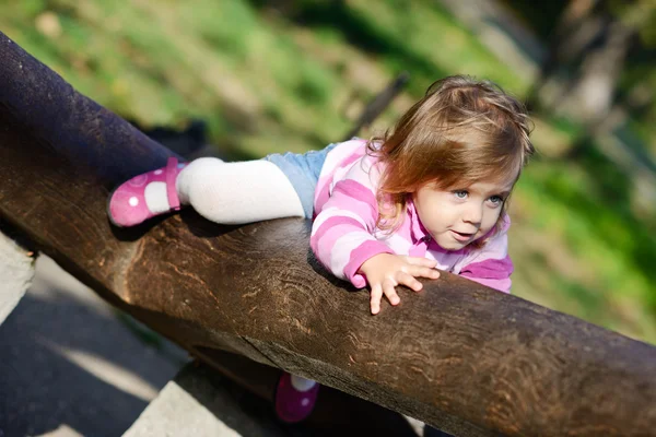 Niño subiendo en la caminata — Foto de Stock