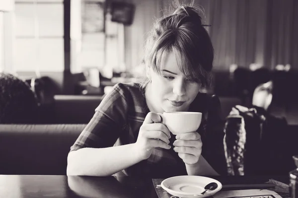 来杯茶咖啡馆里漂亮的红发少妇 — 图库照片