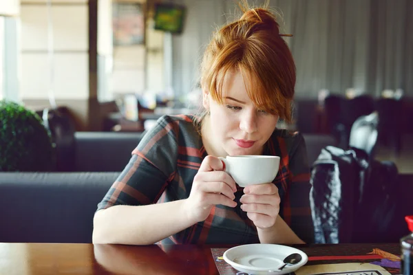 Bonita pelirroja joven mujer en la cafetería —  Fotos de Stock