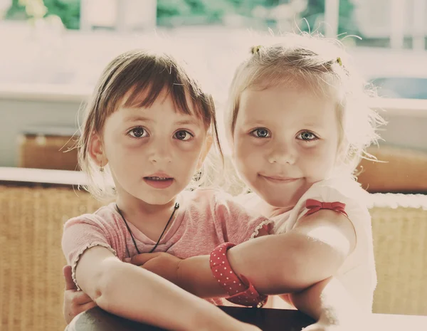 两个甜甜的小朋友坐和拥抱 — 图库照片