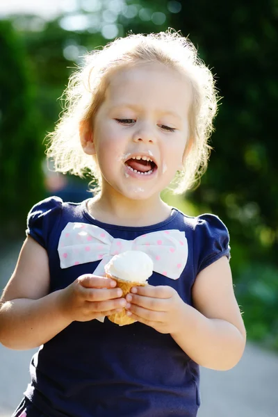 Niño con un helado —  Fotos de Stock