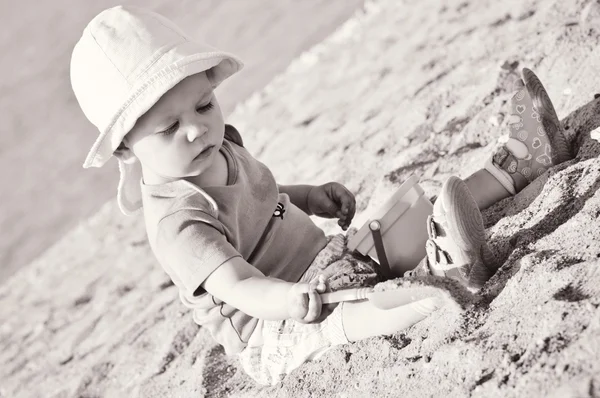 Kumla oynayan kız bebek — Stok fotoğraf