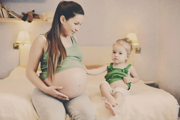 Moeder Haar Baby Dochter Wachten Voor Pasgeboren Tonen Buik Focus — Stockfoto