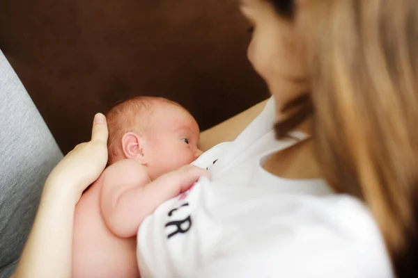 母亲母乳喂养新生儿的特写 — 图库照片