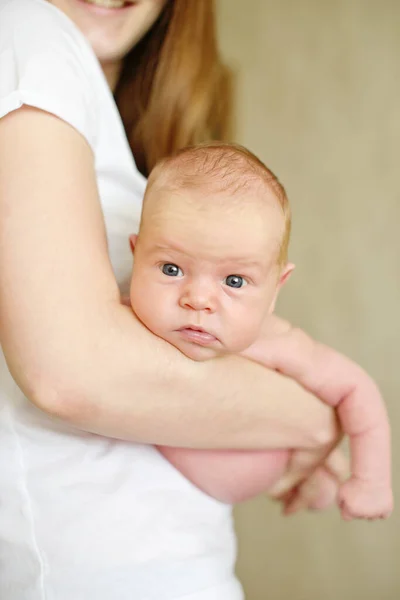 Jonge Vrouw Houden Pasgeboren Baby Thuis — Stockfoto