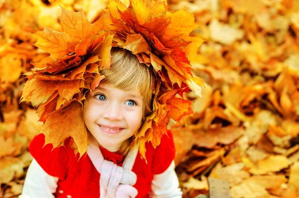 Gelukkig Klein Kind Meisje Lachen Herfst Buiten — Stockfoto