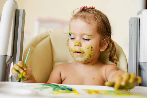 Pintura Infantil Bonito Com Tintas Coloridas — Fotografia de Stock