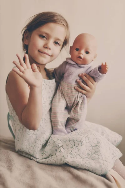 女の子は家で人形と遊んでいます — ストック写真