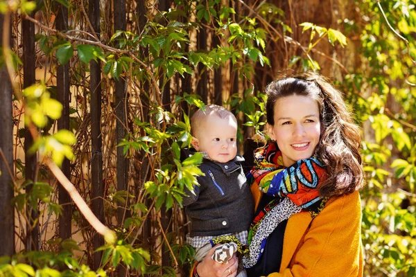 Vrouw Met Baby Jongen Outdoor Bij Zonnig Weer — Stockfoto