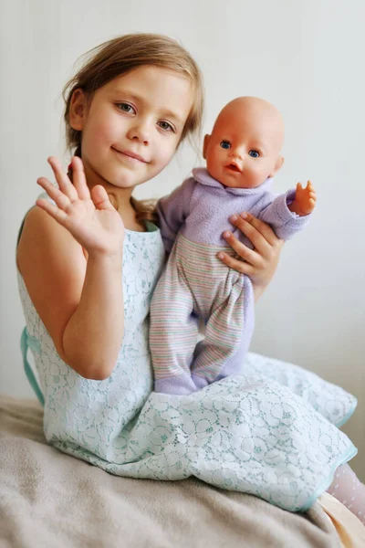 Menina Brincando Com Sua Boneca Casa — Fotografia de Stock