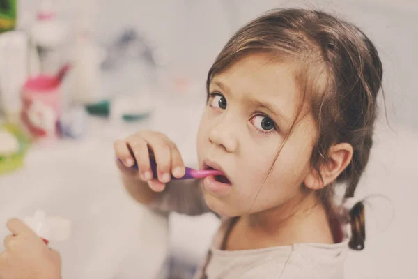 Menina Escovando Dentes Banheiro — Fotografia de Stock