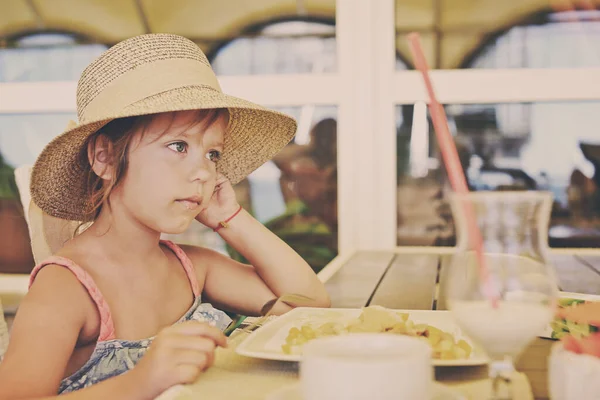 Dziecko Dziewczyna Jedzenie Kawiarni Okresie Letnim — Zdjęcie stockowe