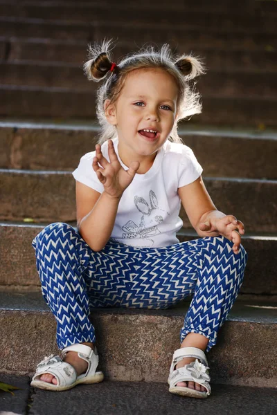 Portret Van Een Schattig Klein Meisje Zomer — Stockfoto