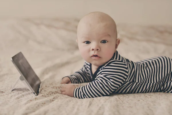 Baby Met Tablet Het Bed — Stockfoto