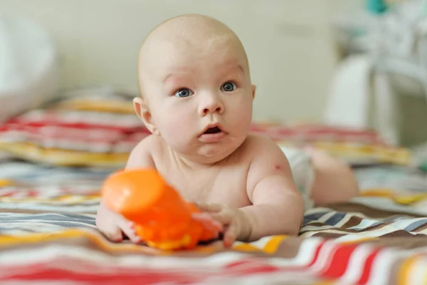 Słodkie Dziecko Noszące Pieluchę Leżące Łóżku Brzuchu — Zdjęcie stockowe
