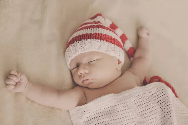Симпатичный Новорожденный Ребенок Трикотажной Шляпе Спит Кровати — стоковое фото