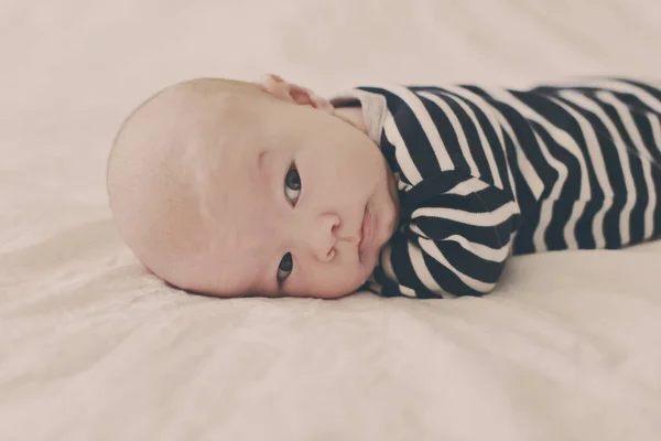 Baby Het Bed Liggend Buik — Stockfoto