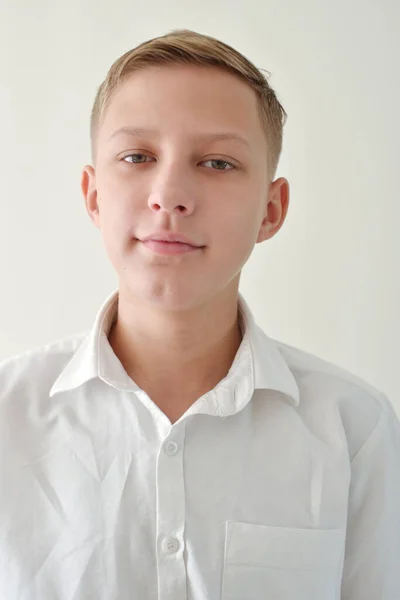 Portret Van Tiener Schooljongen Dragen Witte Shirt — Stockfoto