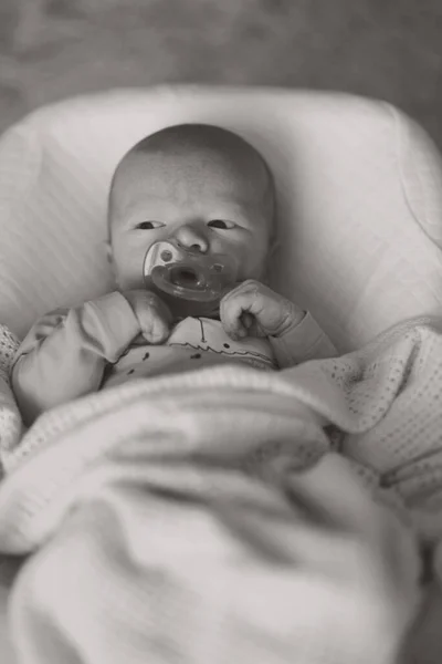 Schattig Pasgeboren Baby Slapen Cri — Stockfoto
