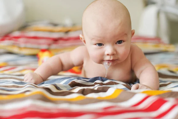 Lustiges Baby Auf Dem Bett Mit Speichel Mund — Stockfoto