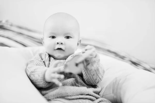 Bebé Con Juguete Sentado Almohada Cama —  Fotos de Stock
