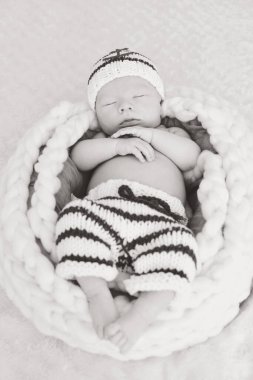 Yeni doğan çocuk denizci gibi giyinmiş.  