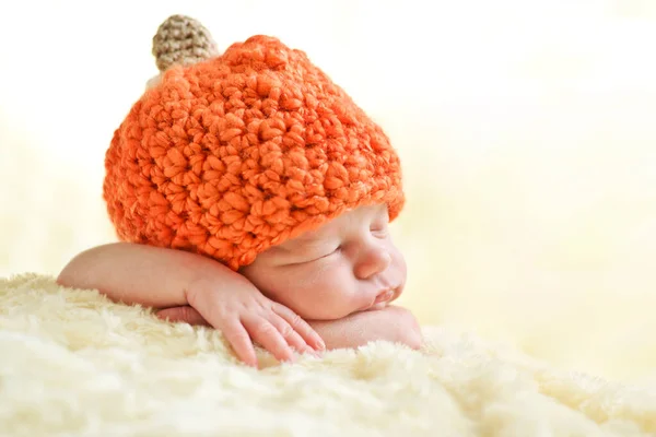 Zoet Slapende Pasgeboren Baby Dragen Pompoen Hoed — Stockfoto