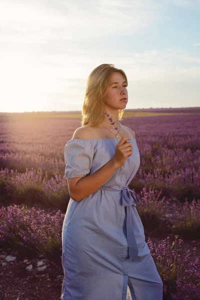 Menina Bonita Adolescente Andando Campo Lavanda — Fotografia de Stock