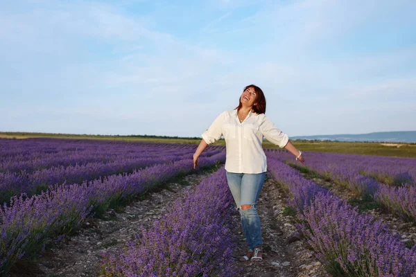 Mujer Pelirroja Feliz Campo Lavanda —  Fotos de Stock