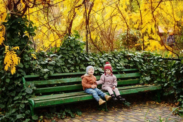 Deux Souriants Enfants Heureux Amis Garçon Fille Assis Sur Banc — Photo