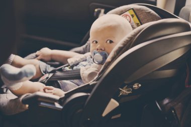 Yazın bebek koltukta oturuyor.