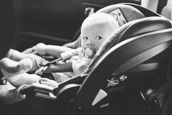 Bébé Garçon Dans Siège Auto Été — Photo