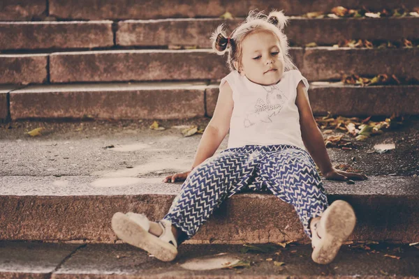 Grappig Peuter Meisje Zitten Trap — Stockfoto