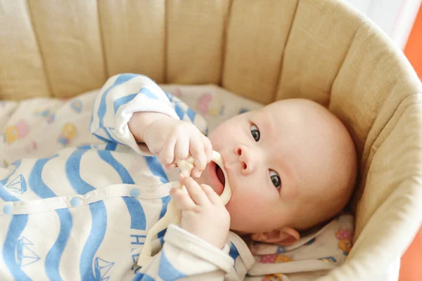 Baby Med Teeter Leksak Spjälsängen — Stockfoto