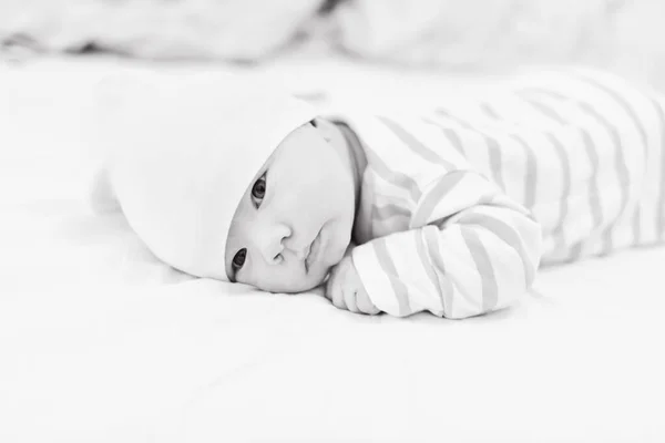 Zoet Pasgeboren Baby Jongen Liggend Het Bed — Stockfoto