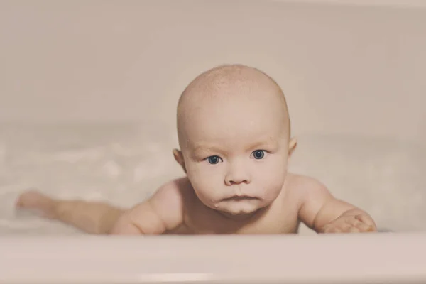 Μωρό Bay Κάθεται Στο Μεγάλο Μπάνιο — Φωτογραφία Αρχείου