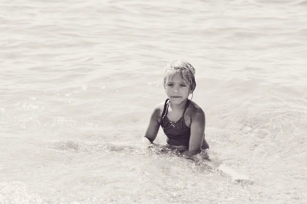 Маленькая Девочка Сидит Морской Воде Летнее Время — стоковое фото