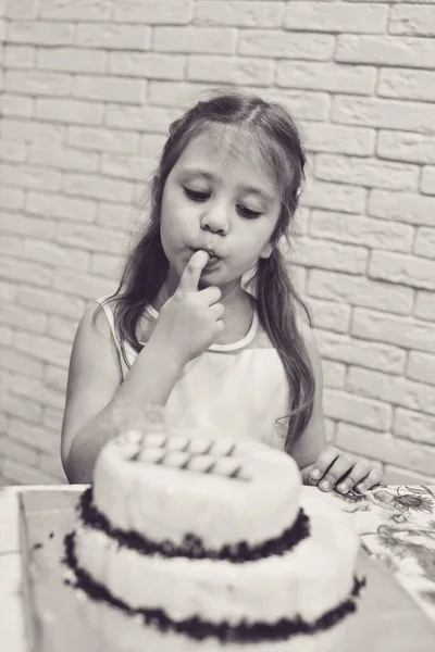 Kind Meisje Eten Een Taart Met Vinger — Stockfoto