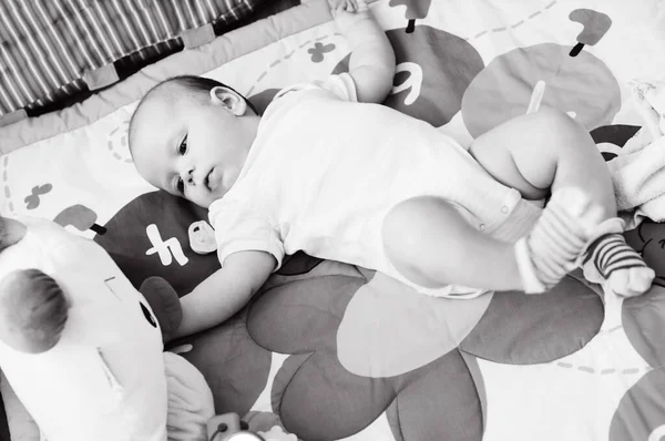 Doce Criança Brincando Com Brinquedos Tapete — Fotografia de Stock