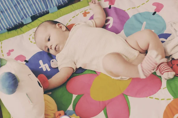 Dulce Niño Jugando Con Juguetes Alfombra — Foto de Stock